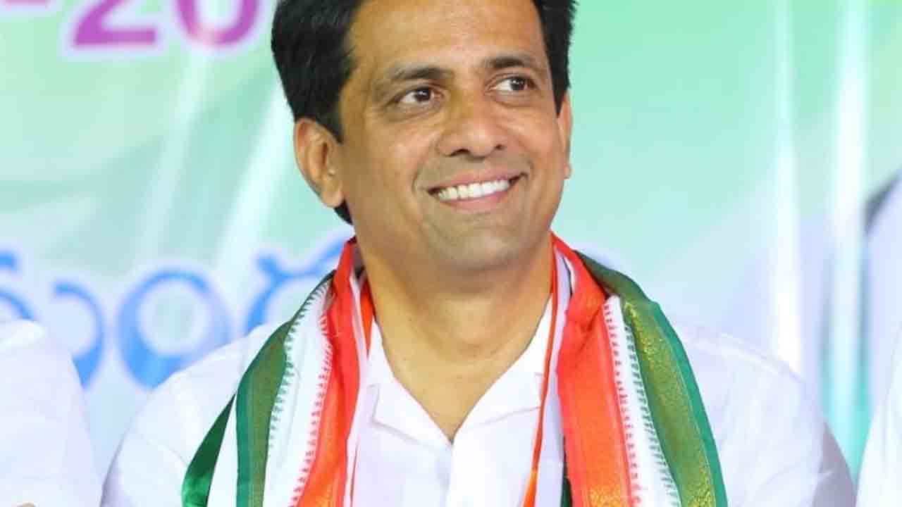 తండ్రీకొడుకు.. మధ్యలో కరపత్రం