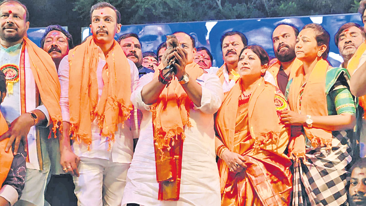 బీసీ సీఎంకు డెడ్‌లైన్‌ ఏమీ లేదు
