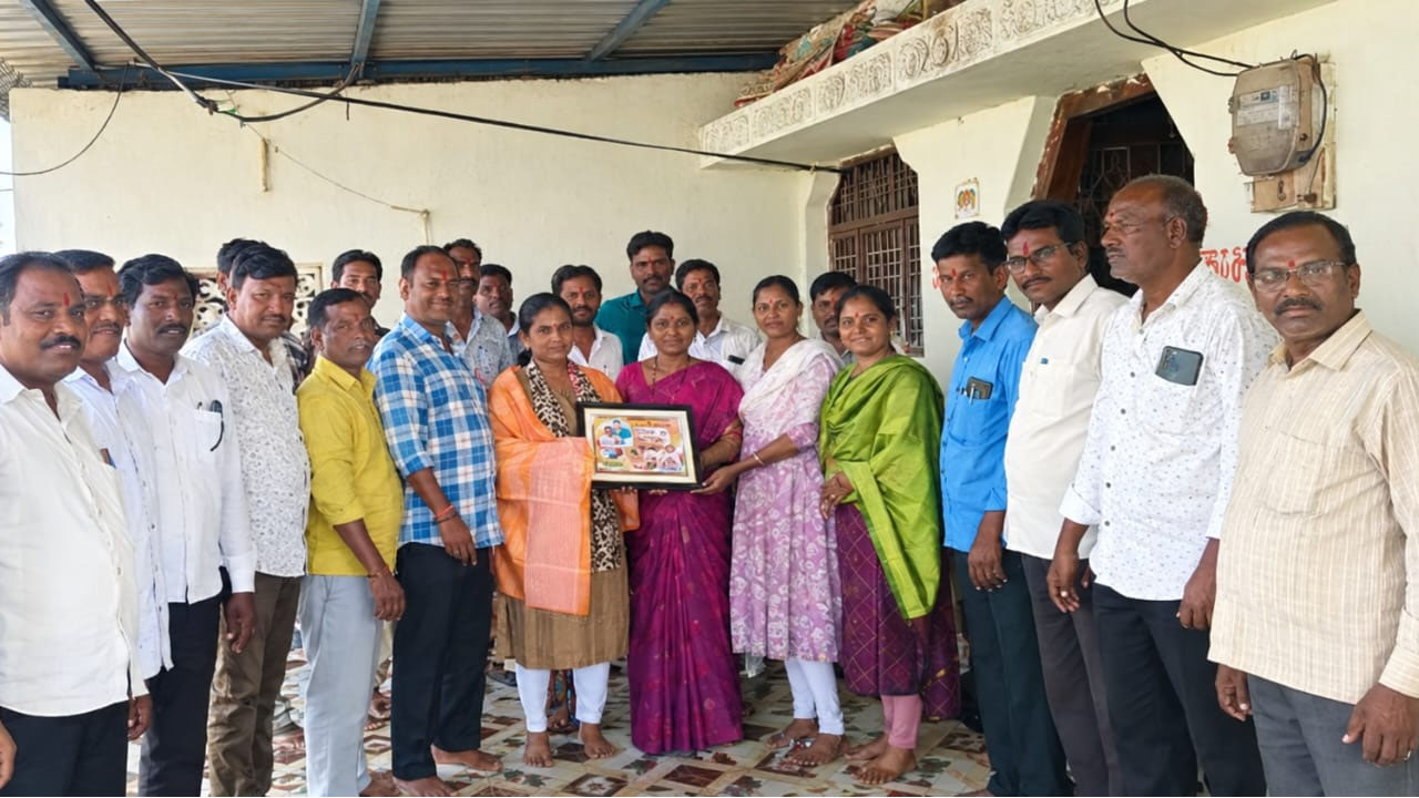 MBBS Seat | ఎంబీబీఎస్ సీటు సాధించిన గిరిజన యువతికి సన్మానం