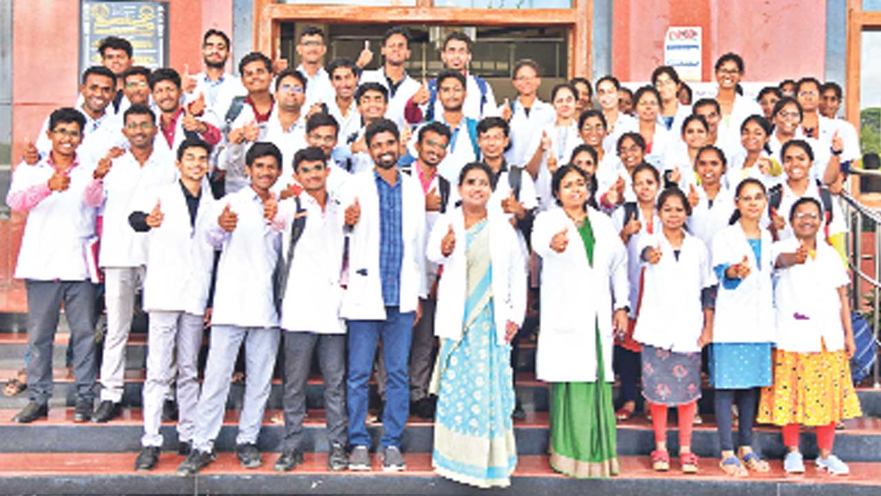 ప్రతి జిల్లాకు ప్రభుత్వ వైద్య విద్య