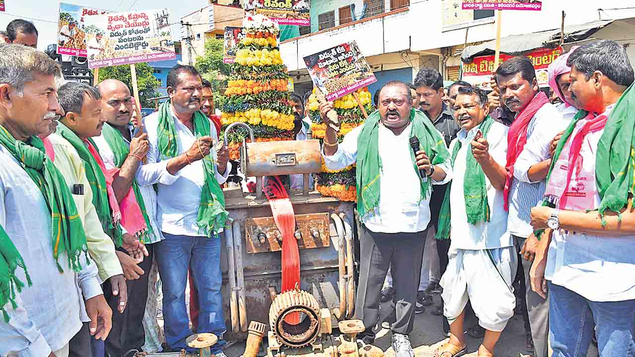 కాలిన మోటర్లు, ట్రాన్స్‌ఫార్మర్లతో ఆందోళన