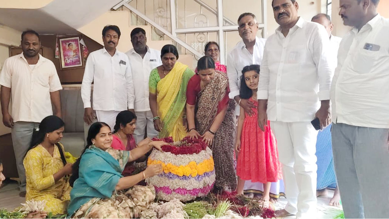 Sunitha Lakshma Reddy | తెలంగాణ సంస్కృతికి ప్రతీక బతుకమ్మ పండుగ: మాజీ మంత్రి సునీత లక్ష్మారెడ్డి