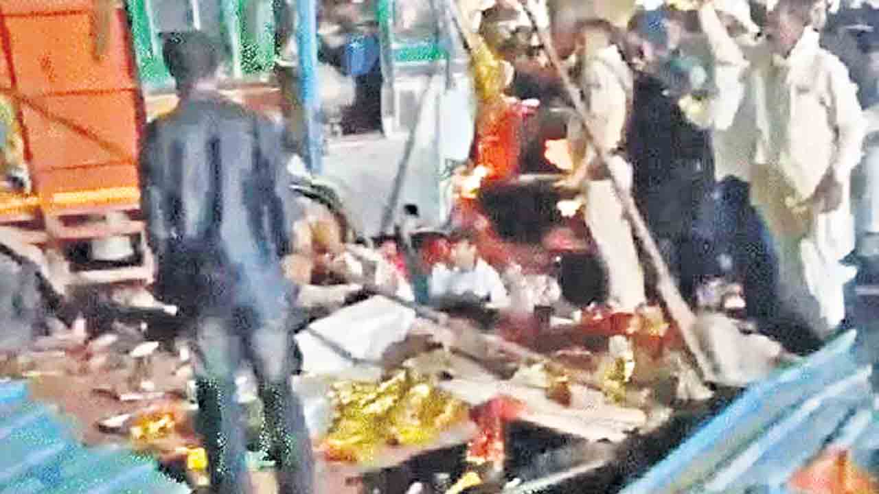 భక్తులపైకి ట్రక్కు.. 15 మంది మృతి