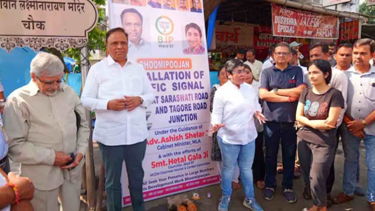 minister bhoomipuja for traffic signal | ట్రాఫిక్‌ సిగ్నల్‌ కోసం భూమిపూజ చేసిన బీజేపీ మంత్రి.. సోషల్‌ మీడియాలో గొప్పగా ప్రచారం