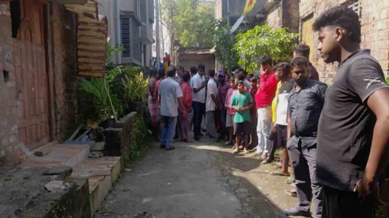 Man, Father Paraded Naked | బాలికతో ప్రేమవ్యవహారం.. యువకుడు, తండ్రి, స్నేహితుడ్ని నగ్నంగా ఊరేగింపు