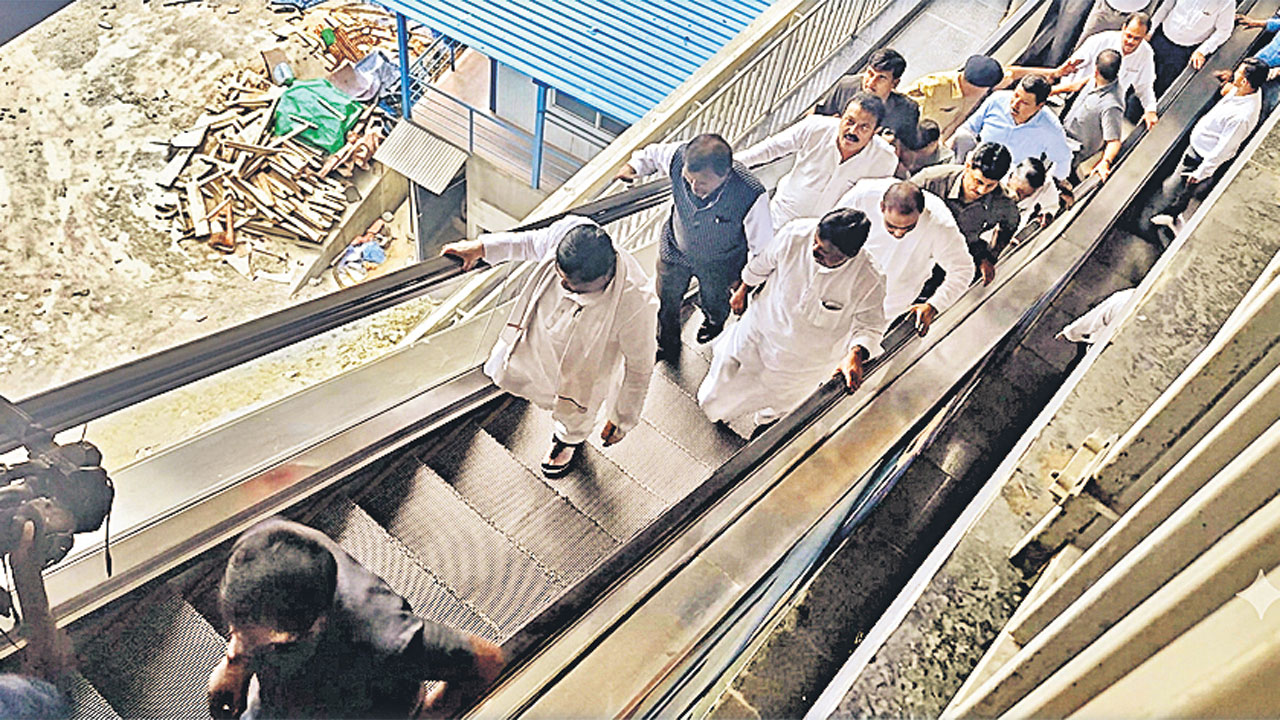 మొరాయించిన మెట్రో ఎస్కలేటర్‌
