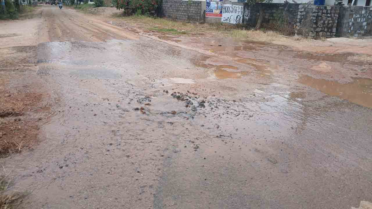 Mission bhagiratha water | అధికారులూ 4 రోజుల‌వుతుంది ప‌ట్టించుకోరా..? వృథాగా పోతున్న మిష‌న్‌భగీర‌థ నీరు