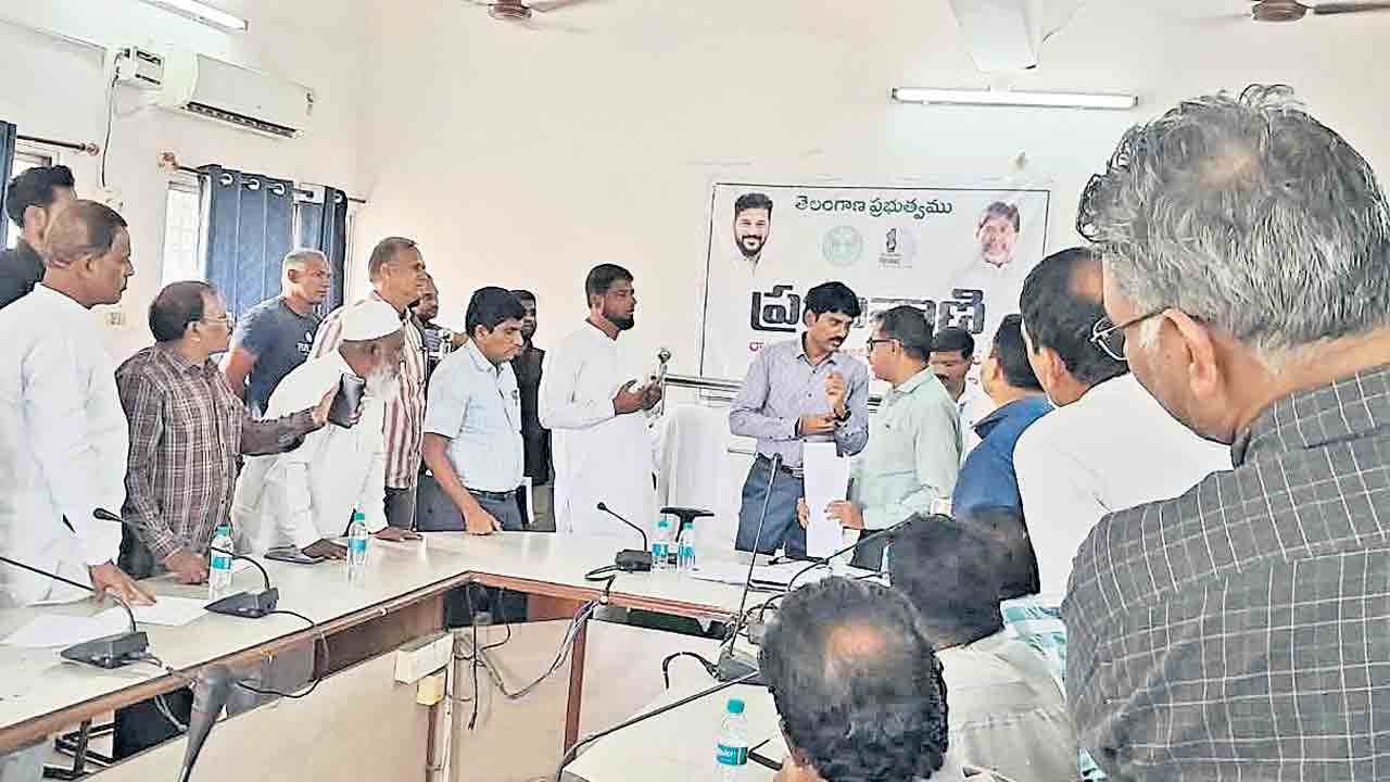 మా భూములు మాకేనని.. భూముల జోలికొస్తే కాంగ్రెస్‌ను బొందపెడతాం