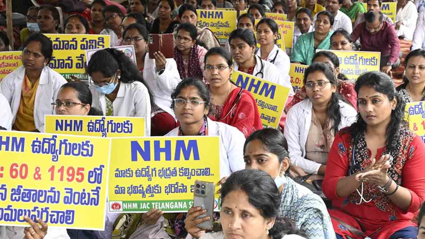 NHM Employees | డీఎంహెచ్‌వో కార్యాల‌యం ఎదుట ఎన్‌హెచ్ఎం ఉద్యోగుల నిర‌స‌న
