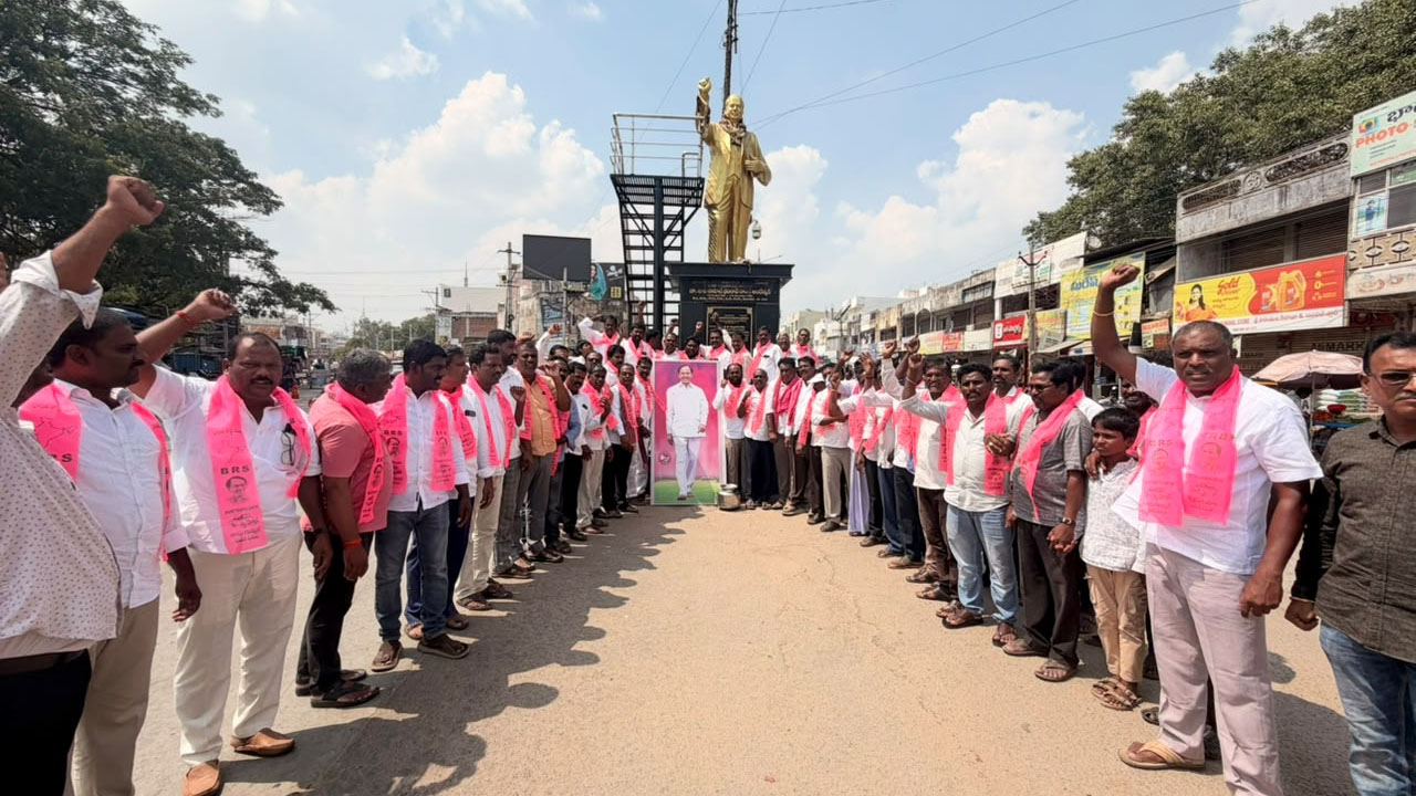 New Districts | కొత్త జిల్లాల ఏర్పాటు చారిత్రాత్మక ఘట్టం.. కేసీఆర్‌ చిత్రపటానికి పాలాభిషేకం