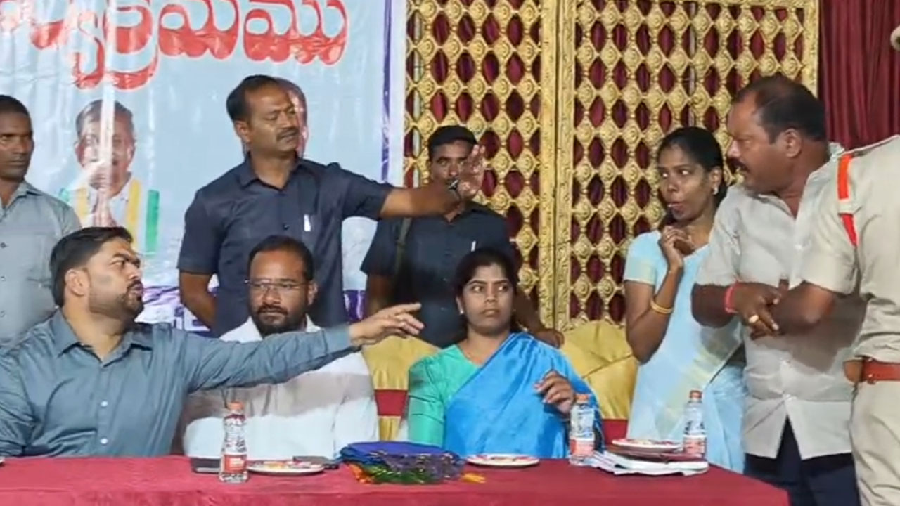 BRS Councilor | డబుల్‌ బెడ్‌రూంలపై నిలదీసినందుకు బీఆర్‌ఎస్‌ కౌన్సిలర్‌ను స్టేషన్‌కు తరలించిన పోలీసులు