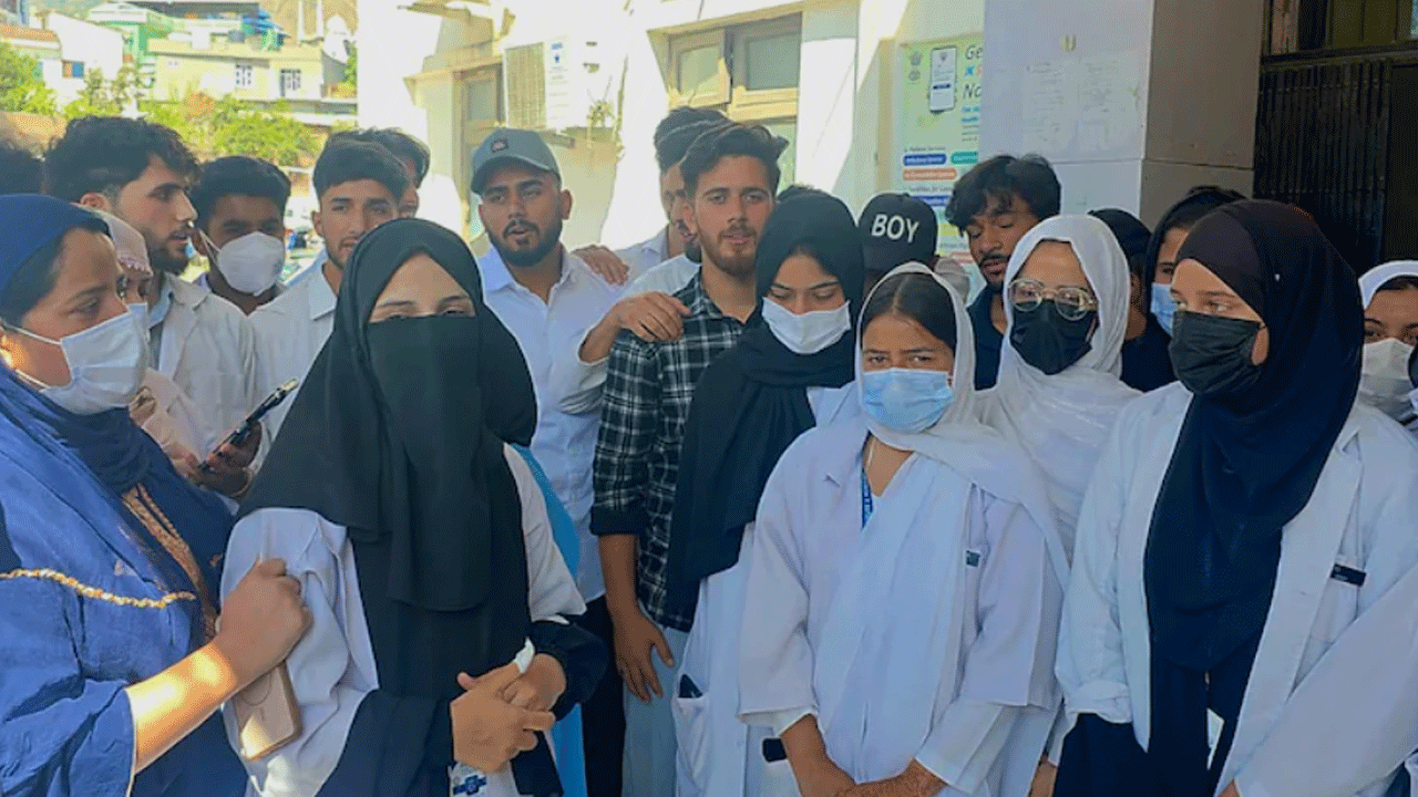 Burqa Row | దోడా ప్ర‌భుత్వ ద‌వాఖానాలో బుర‌ఖా వివాదం.. ఆందోళ‌న‌కు దిగిన న‌ర్సింగ్ ఇంట‌ర్న్స్‌, స్టూడెంట్స్‌..!