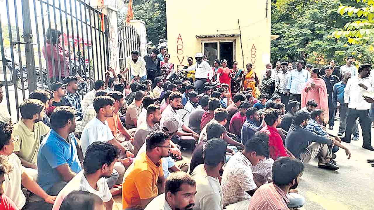వసతులు కల్పించాలని విద్యార్థుల ధర్నా