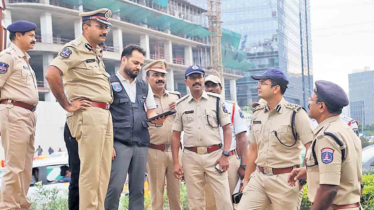 ఐటీ కారిడార్‌లోట్రాఫిక్‌కు చెక్‌