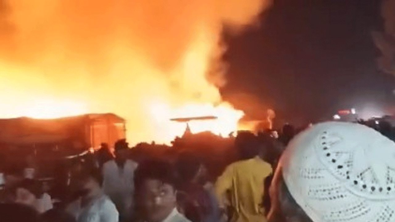 Pakistan | పాక్‌లో ముదురుతున్న‌ రాజ‌కీయ సంక్షోభం.. ఖైబర్‌ పఖ్తున్‌ఖ్వా గ‌వ‌ర్న‌ర్ ఇంటికి నిప్పు..!