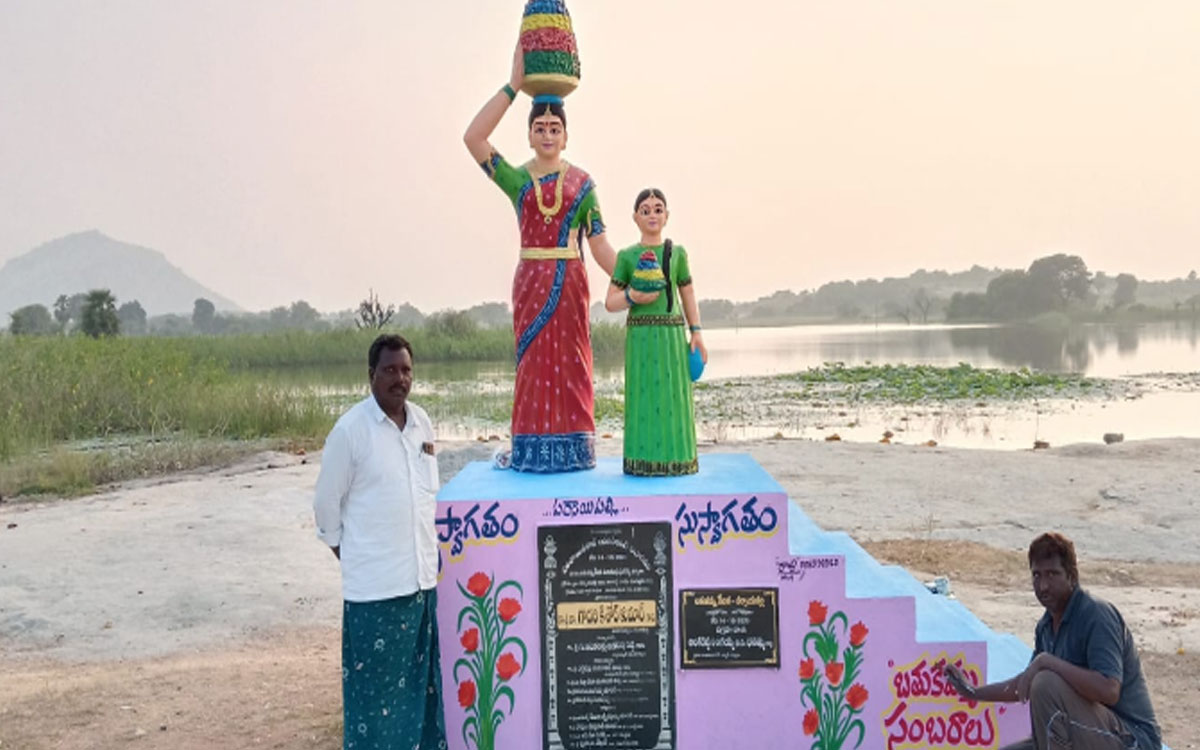 పర్సాయపల్లిలో బతుకమ్మ విగ్రహానికి కొత్త శోభ