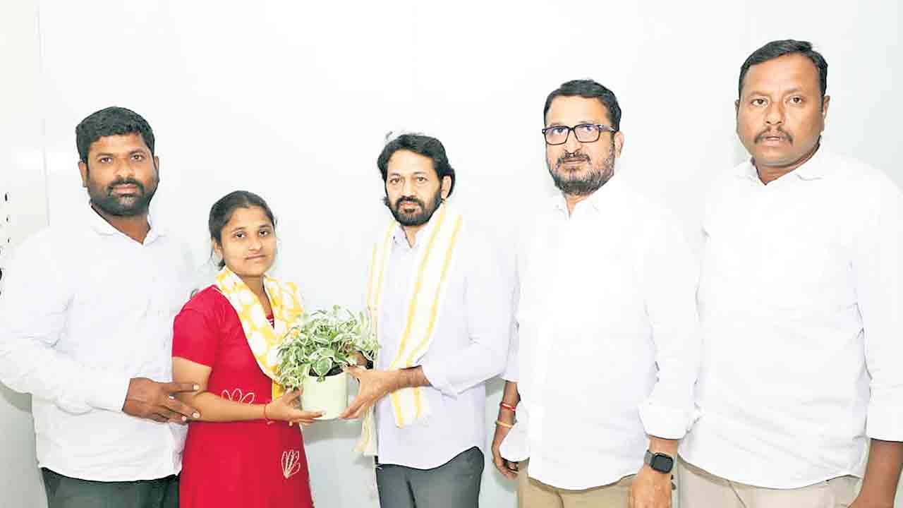 పేదింటి విద్యార్థినికి పోచంపల్లి ఆపన్నహస్తం