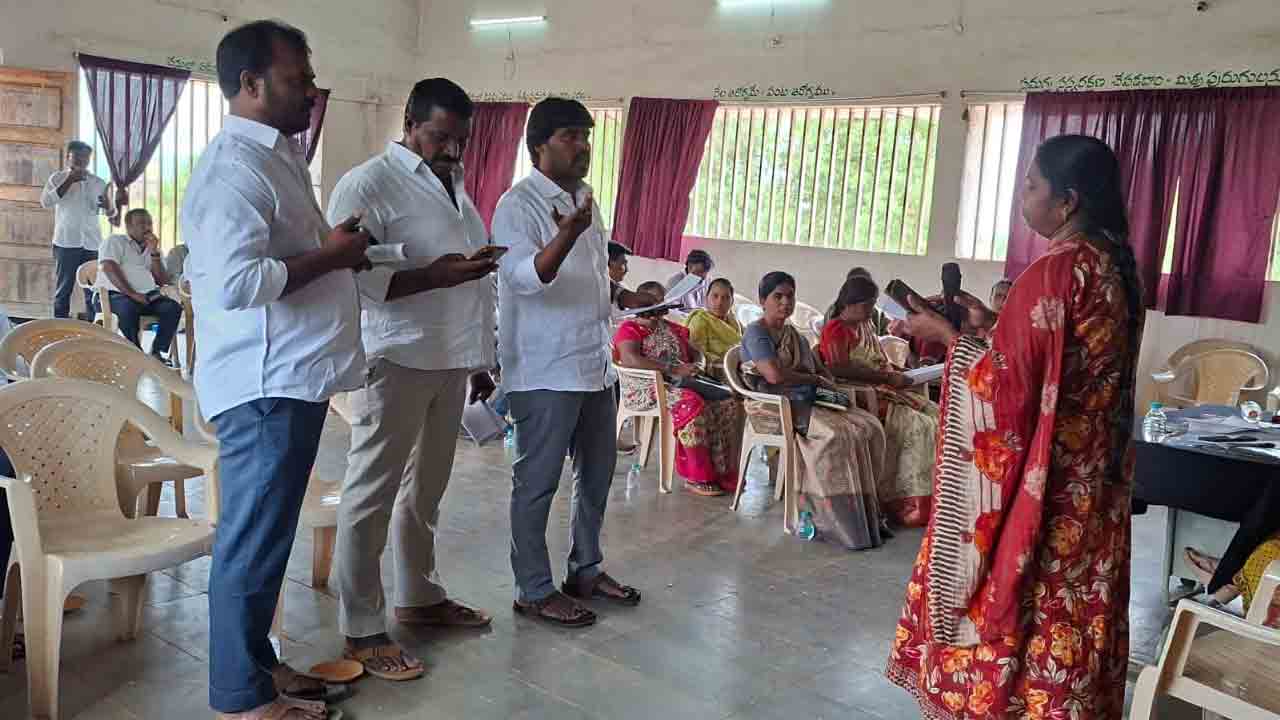 Sarpanches | విద్యుత్‌ సిబ్బంది కనీసం ఫోన్లు కూడా ఎత్తడం లేదు.. కరెంట్‌ కష్టాలపై సర్పంచ్‌లు