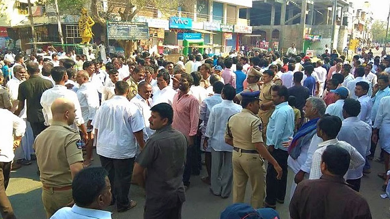 High tension | పులివెందులలో హైటెన్షన్‌..గాల్లో కాల్పులు జరిపిన పోలీసులు