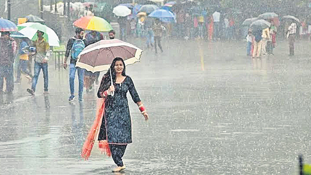 పగలు ఉక్కపోత.. రాత్రి వర్షం