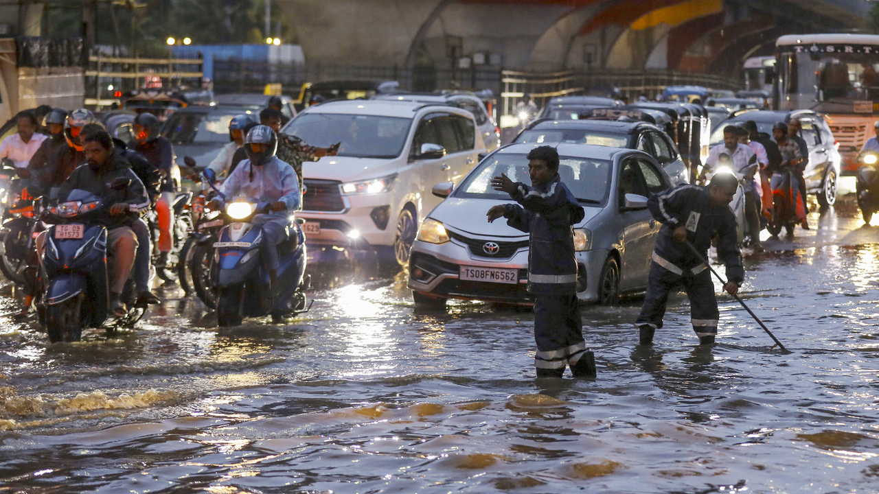 Heavy Rain | హైదరాబాద్‌లో భారీ వర్షం, జలమయమైన రోడ్లు.. ట్రాఫిక్‌కు తీవ్ర అంతరాయం