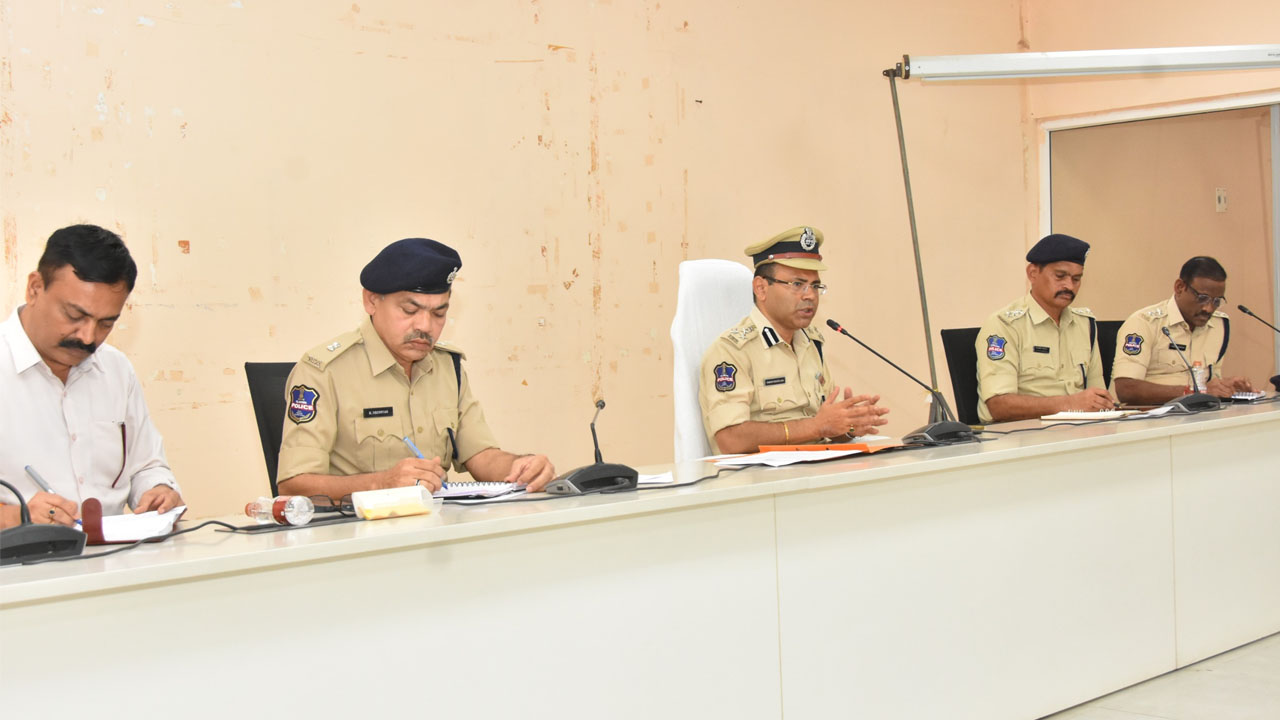 Police Commissioner | బ్యాంకులు, ఏటీఎంల వద్ద పటిష్టమైన భద్రతా ప్రమాణాలు పాటించాలి : సీపీ పోలీస్ కమిషనర్