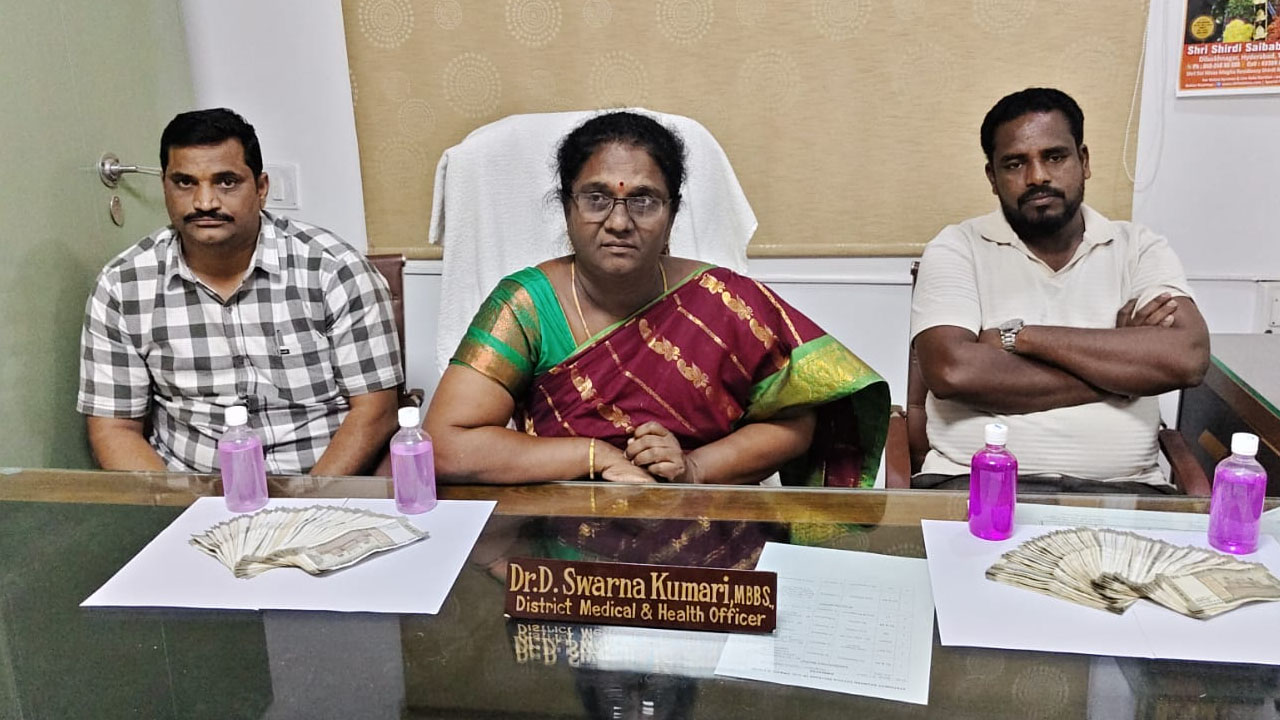 ACB Raid | లంచం తీసుకుంటూ ఏసీబీకి పట్టుబడ్డ రంగారెడ్డి డీఎంహెచ్‌వో