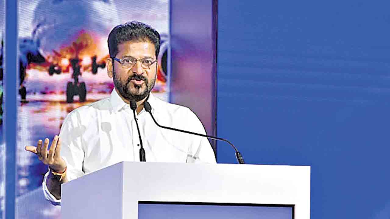 కరువులో రాష్ట్రం.. విందుల్లో సీఎం!