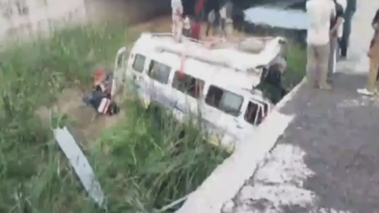 Road accident | ఘోరం.. అదుపుత‌ప్పి లోయ‌లోప‌డ్డ బ‌స్సు.. 8 మంది దుర్మ‌రణం..!