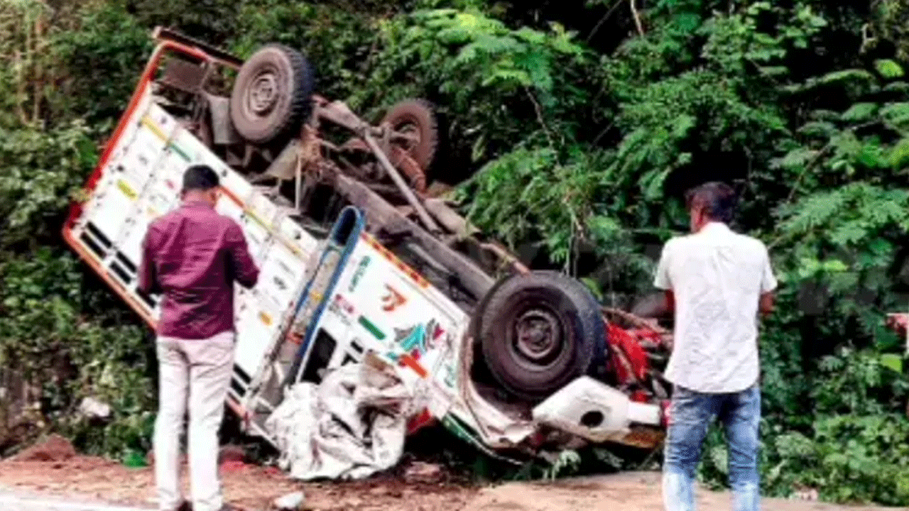 Road accident | భ‌వానీ భ‌క్తుల‌తో వెళ్తున్న బొలెరో బోల్తా.. ఇద్ద‌రు దుర్మ‌ర‌ణం