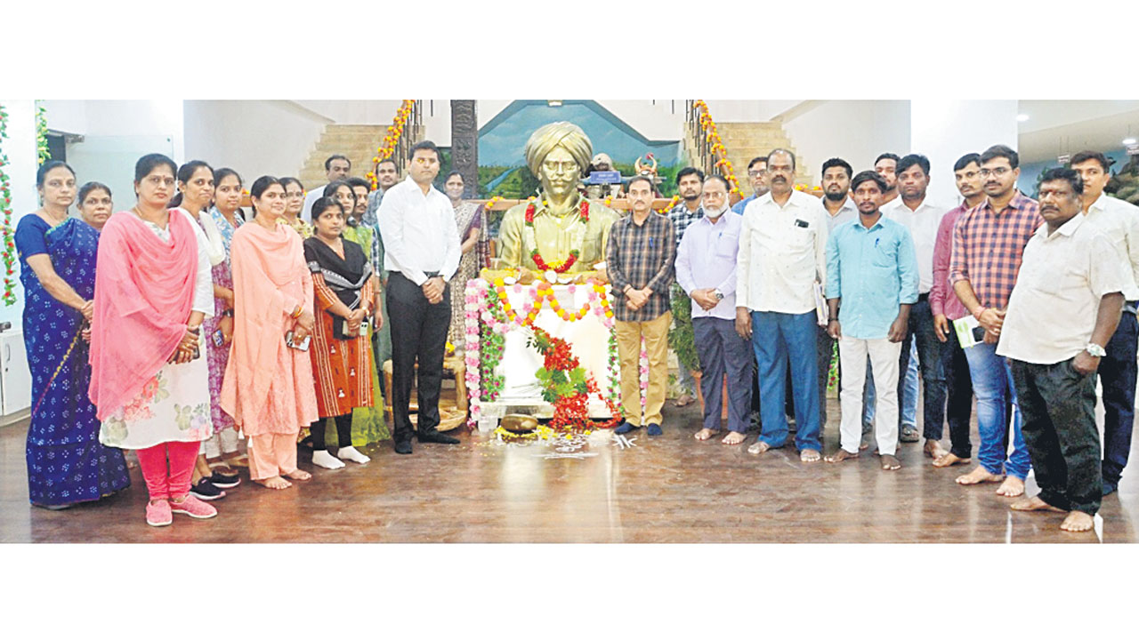 గిరిజనుల సంక్షేమానికి కృషి చేయాలి : సంతోష్‌
