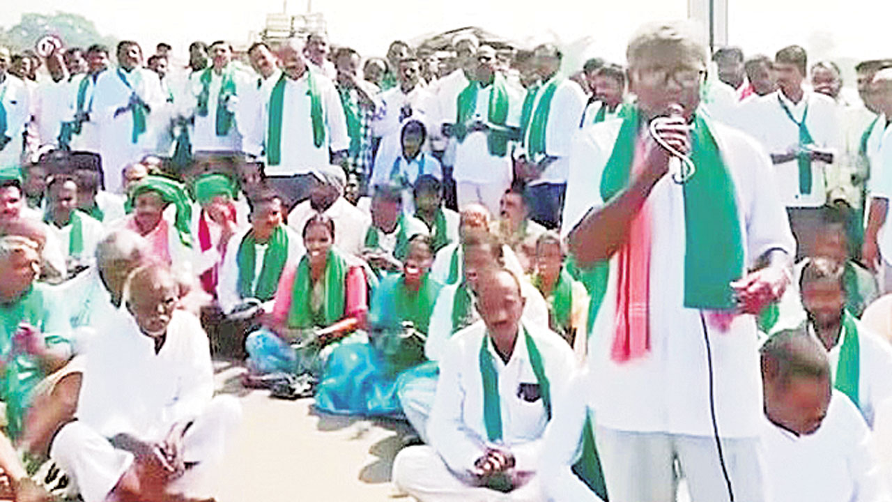 అడగండయా మీరు అడగండయా.. కాంగ్రెస్‌ లీడర్లను అడగండయా!