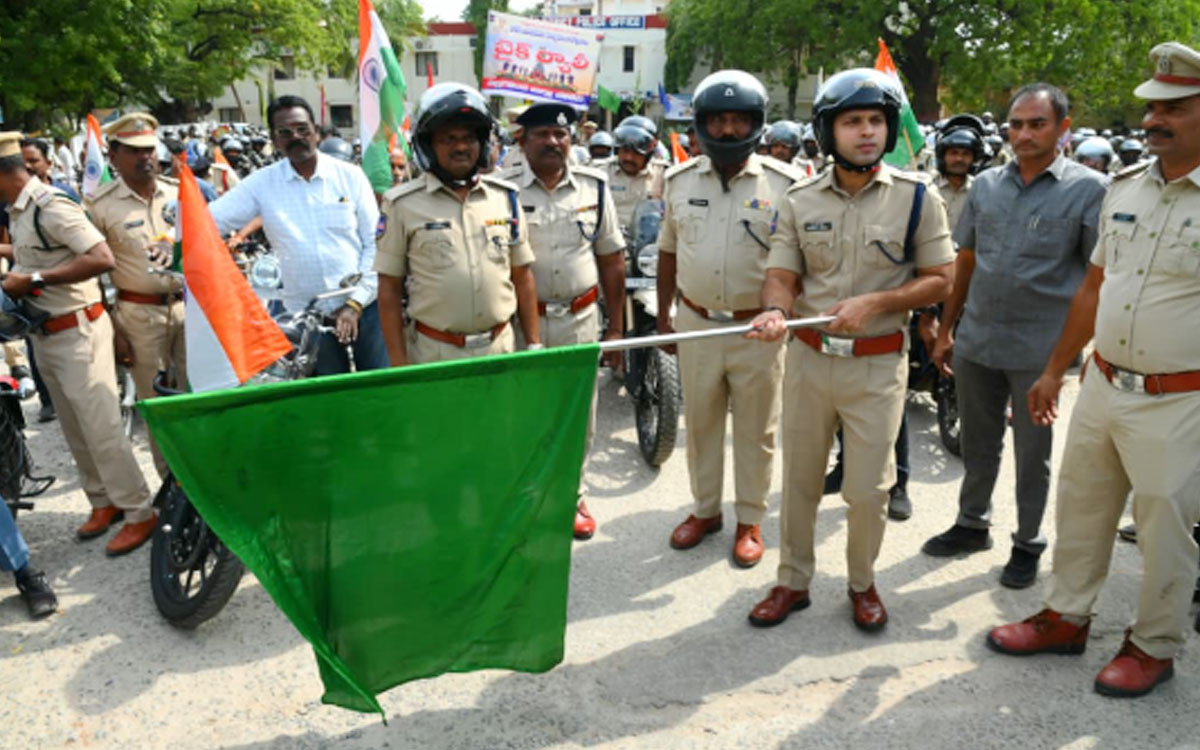 పోలీస్ అమరుల త్యాగాలను స్మరిస్తూ నల్లగొండలో భారీ బైక్ ర్యాలీ