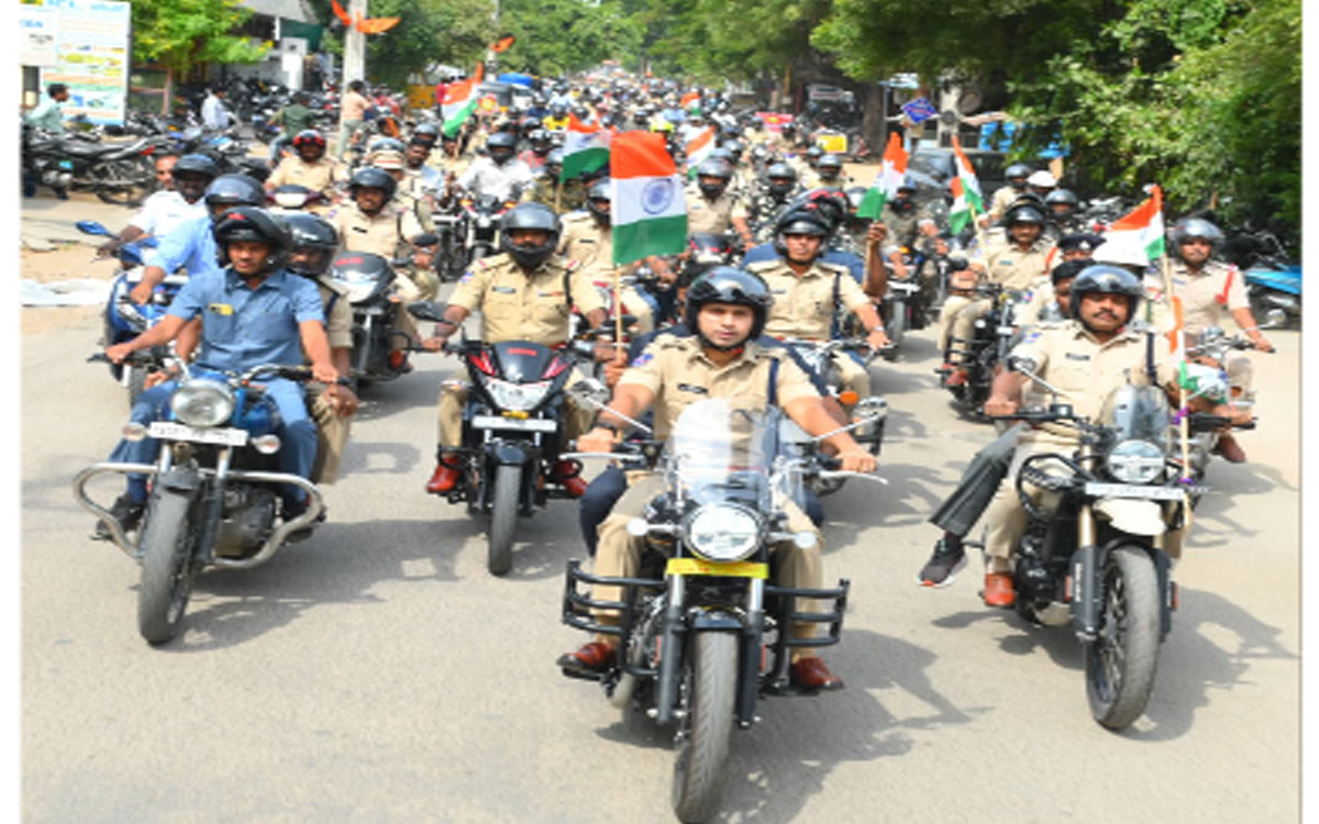 పోలీస్ అమరుల త్యాగాలను స్మరిస్తూ నల్లగొండలో భారీ బైక్ ర్యాలీ
