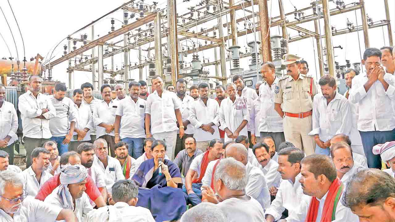 కరెంటియ్యడం చేతగాదా?