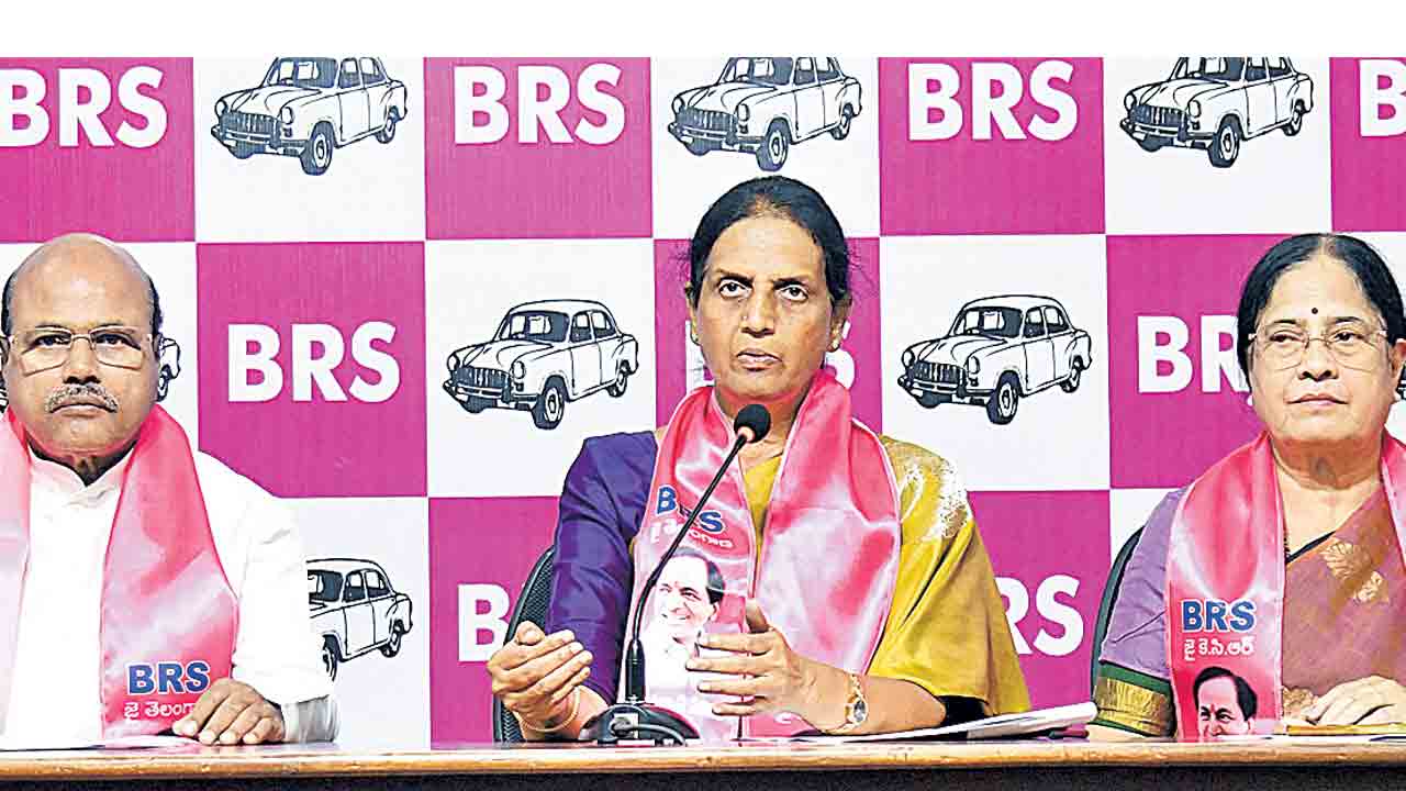 రేవంత్‌ సర్కార్‌ రియల్‌ ఎస్టేట్‌ దందా!.. అన్నదాతల భూములను గుంజుకుంటున్రు
