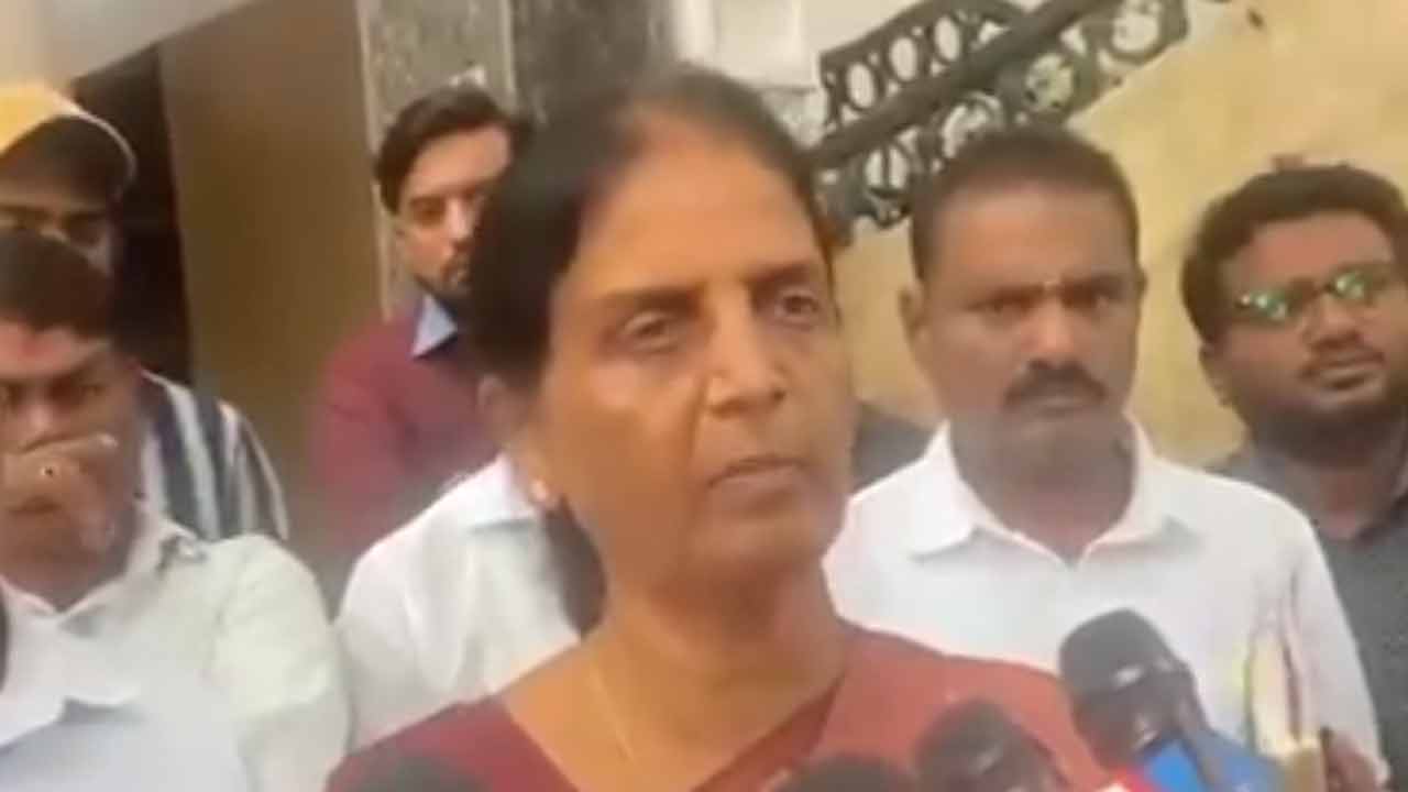 Sabitha Indrareddy | పాల‌న గాలికొదిలేసి తిరుగుతున్న రేవంత్ రెడ్డి.. మూసీ అంత అర్జెంట్ ఏముంది.. : మాజీ మంత్రి స‌బితా ఇంద్రారెడ్డి