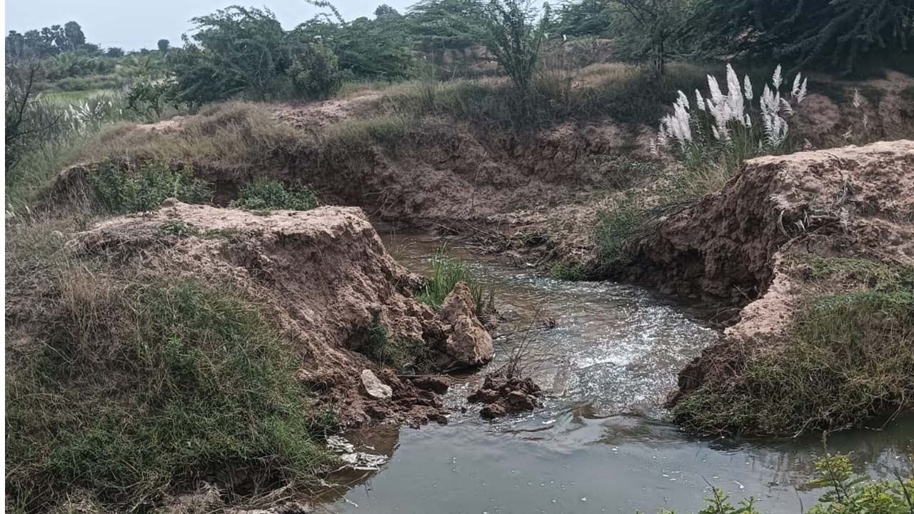Irrigation water | గండి పూడ్చకుండానే వెళ్లిపోయిన ఇరిగేషన్ అధికారులు.. వృథాగా పోతున్న సాగునీరు