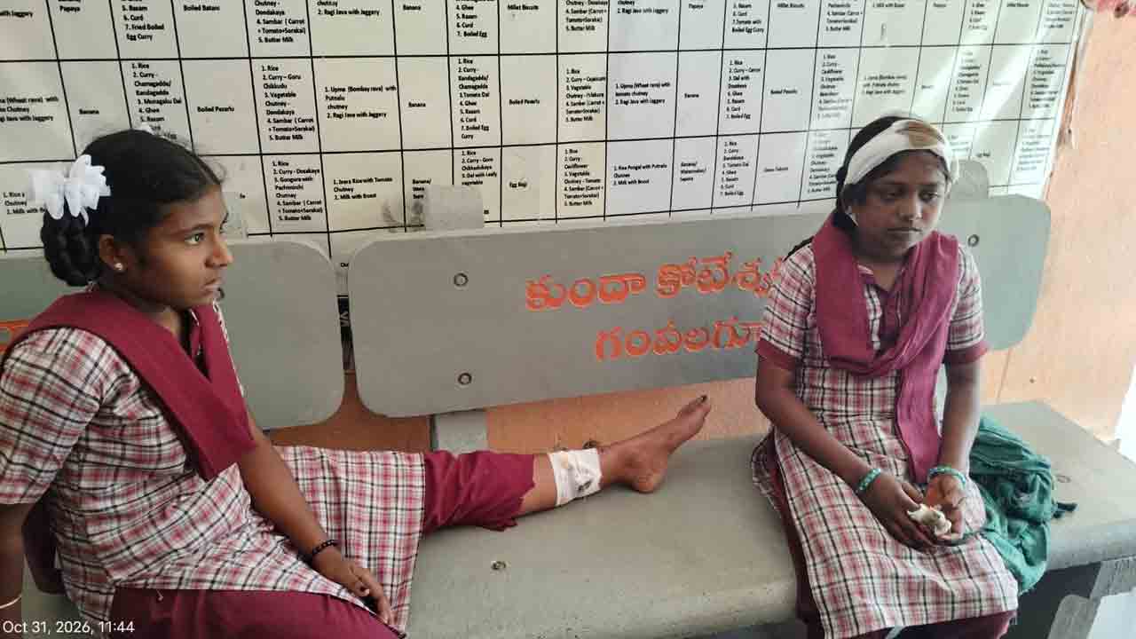 School Slab | డిప్యూటీ సీఎం భట్టి ఇలాఖాలో ఊడిప‌డ్డ స్కూల్ స్లాబ్ పెచ్చులు