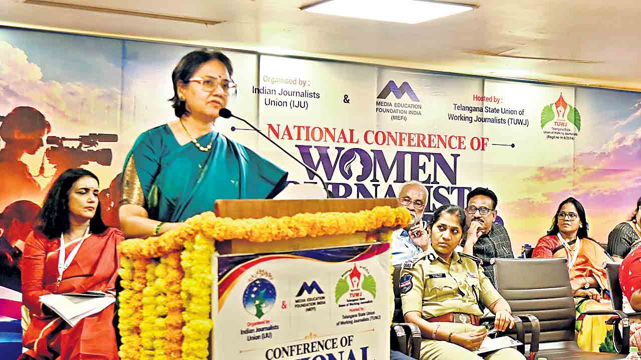ప్రభుత్వాన్ని ప్రశ్నించడం జర్నలిస్టుల హక్కు