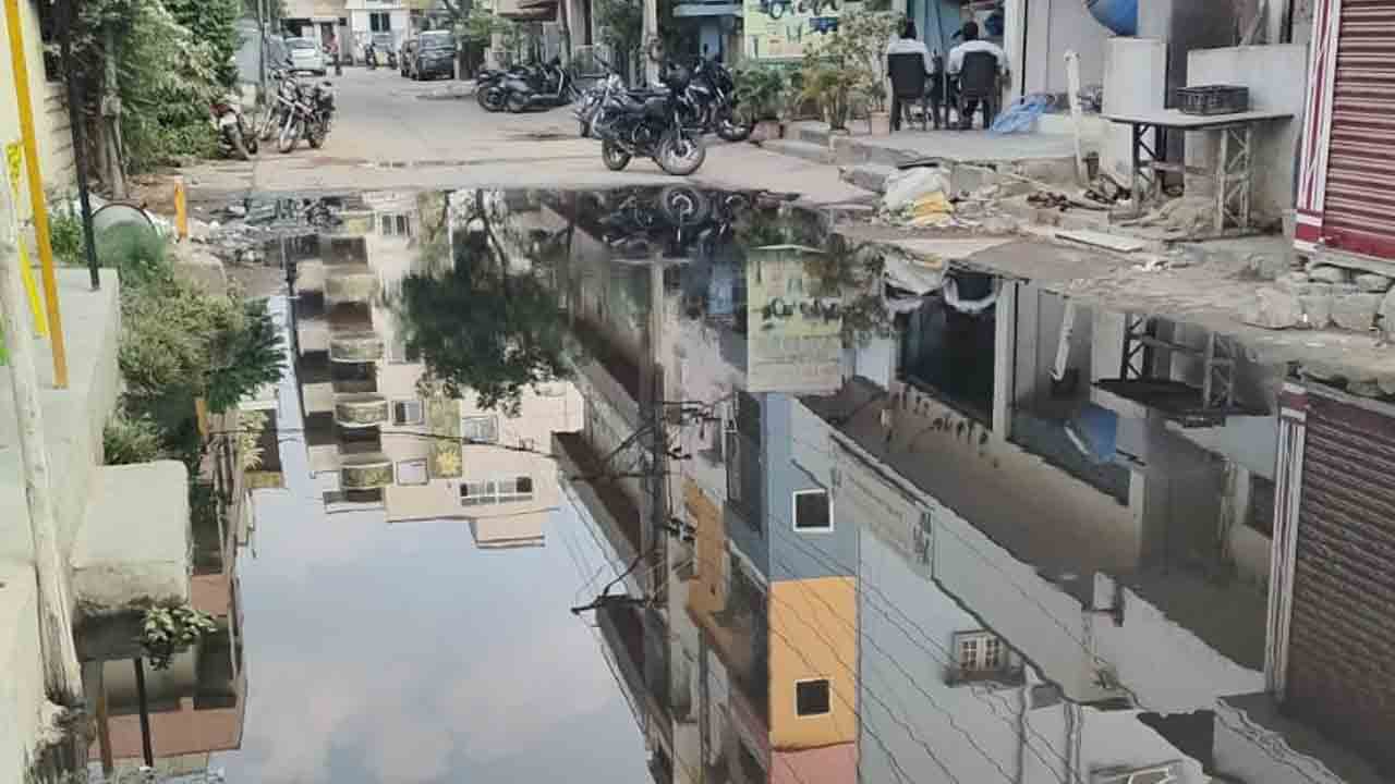 Sewage | జవహర్‌ కాలనీలో రోడ్లపై పారుతున్న మురుగు.. అధికారుల నిర్లక్ష్యంపై స్థానికుల ఆగ్రహం