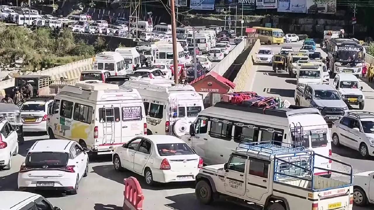 Shimla | షిమ్లాకు పోటెత్తిన వాహ‌నాలు.. ఒక్క‌రోజే 16,000 వాహ‌నాల ఎంట్రీ.. భారీ ట్రాఫిక్ జామ్