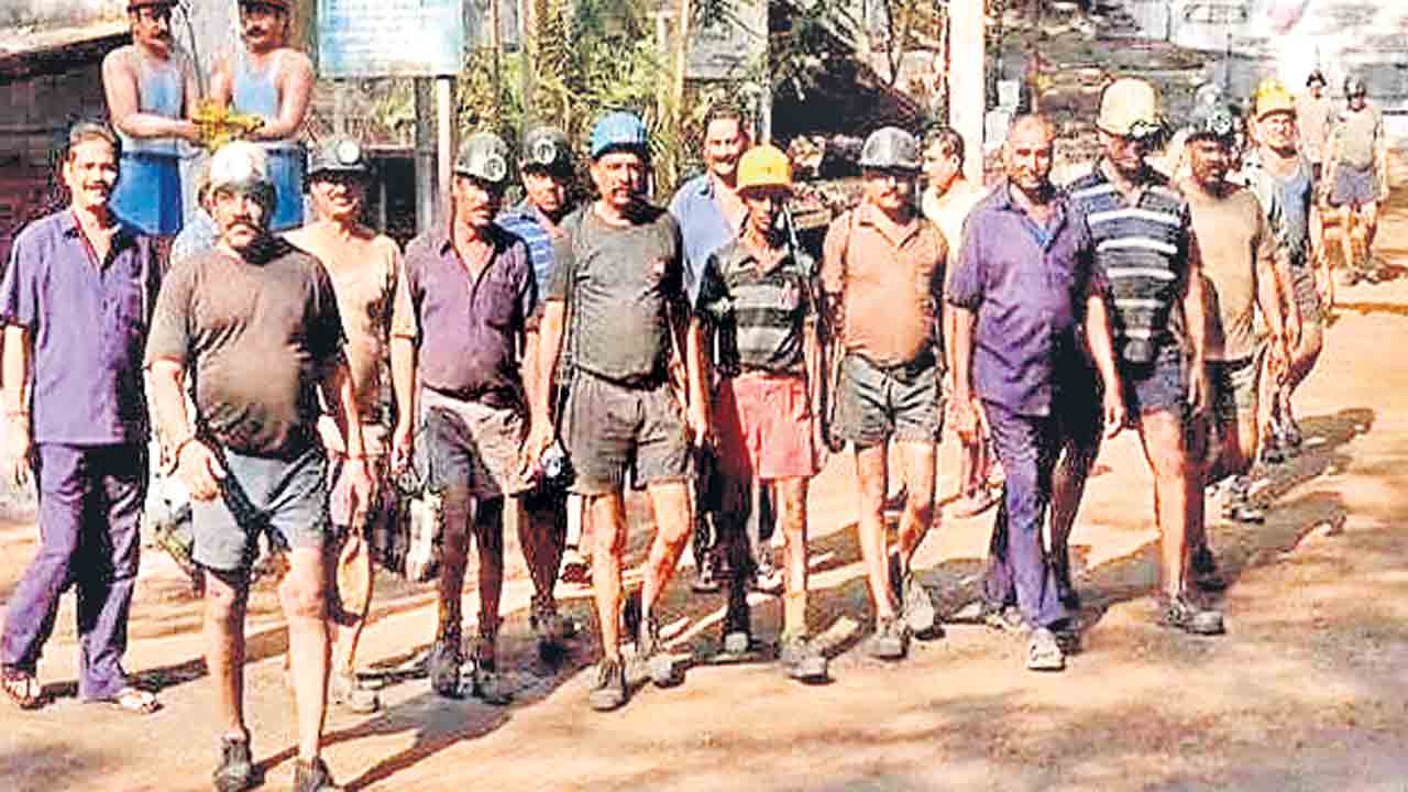 కాంగ్రెస్‌ గారడీలపై కార్మికుల ఆగ్రహం