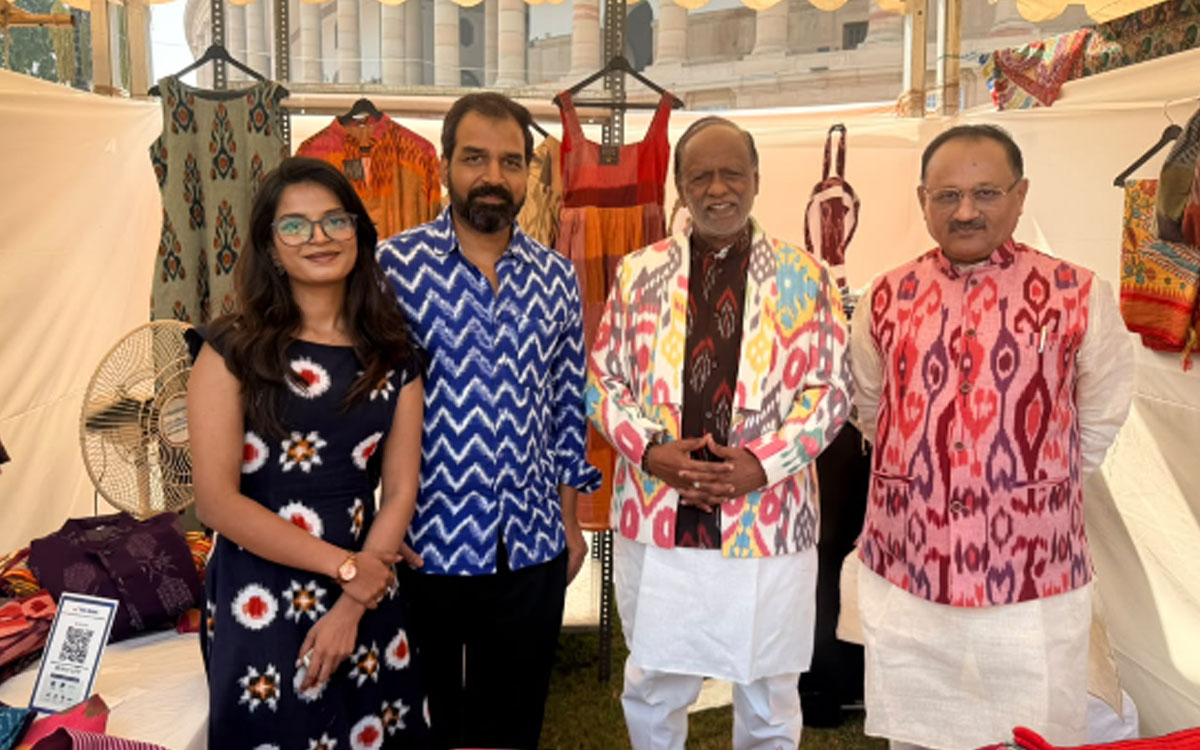 పార్లమెంట్ హౌస్ కాంప్లెక్స్లో పోచంపల్లి నిఫ్ట్ డిజైనర్ తడక వైష్ణవి చేనేత స్టాల్