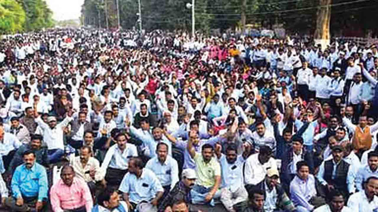 పాతికేండ్లయినా ప్రమోషన్‌ నిల్‌.. అత్యంత దయనీయ స్థితిలో ఎస్జీటీలు