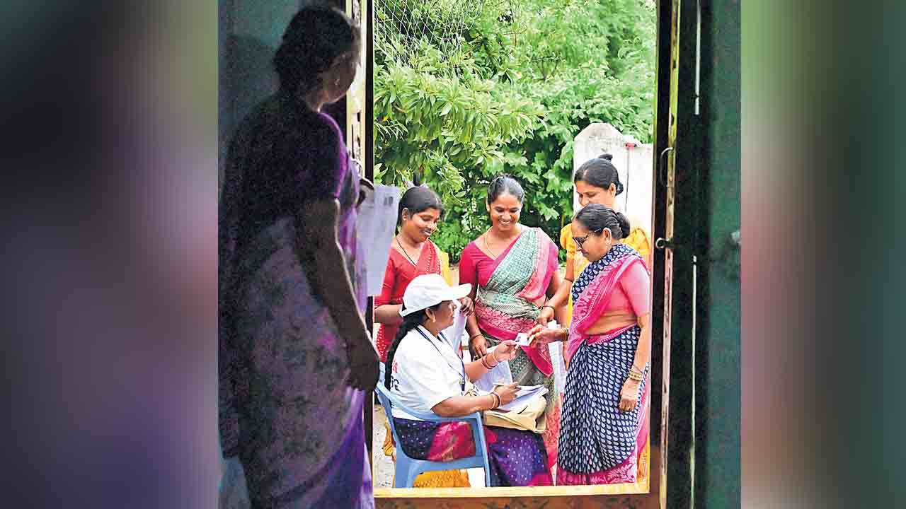 95,00,000 ఓట్లు ఔట్‌.. ‘సర్‌’తో 3.38 కోట్ల నుంచి 2.43 కోట్లకు తగ్గిన రాష్ట్ర ఓటర్లు!