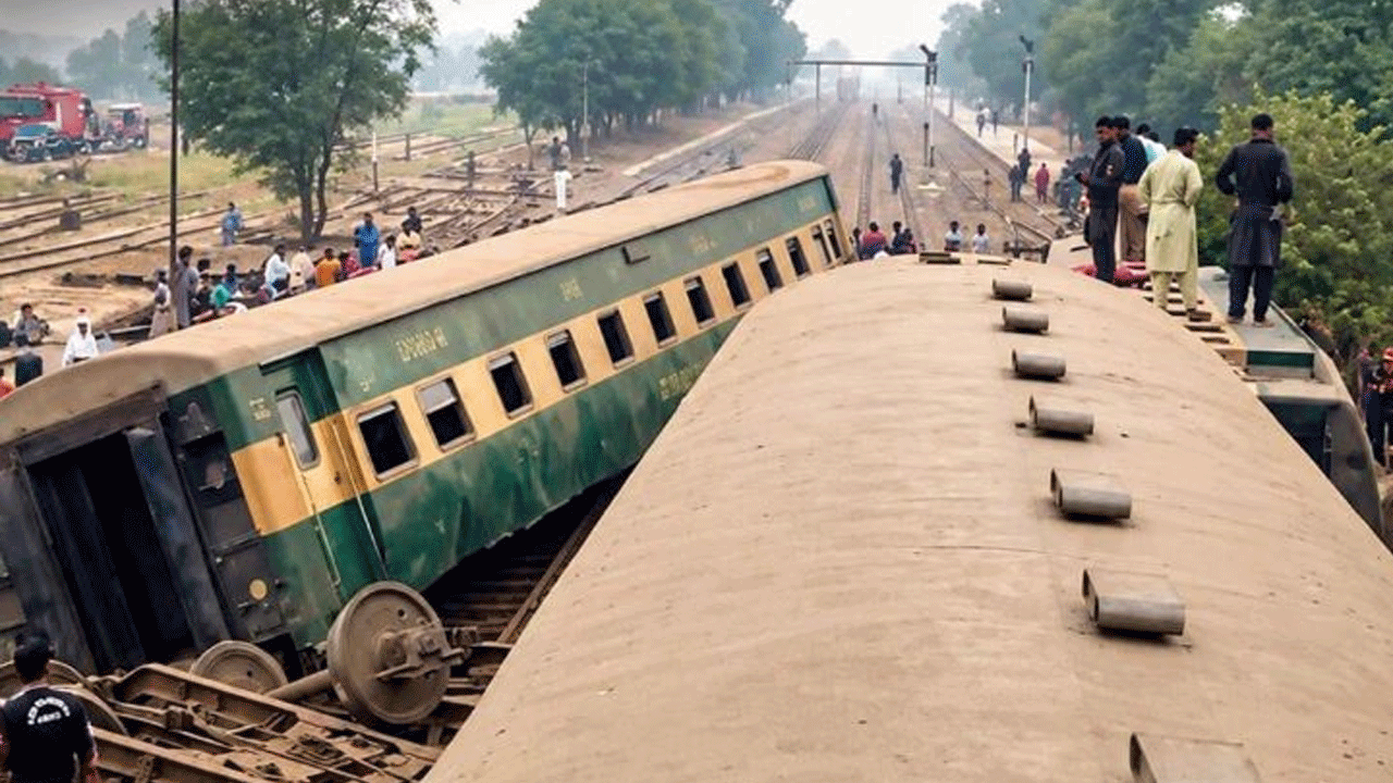 Train derail | ప‌ట్టాలు త‌ప్పిన ప్యాసింజ‌ర్ రైలు.. ఆరుగురు దుర్మ‌ర‌ణం