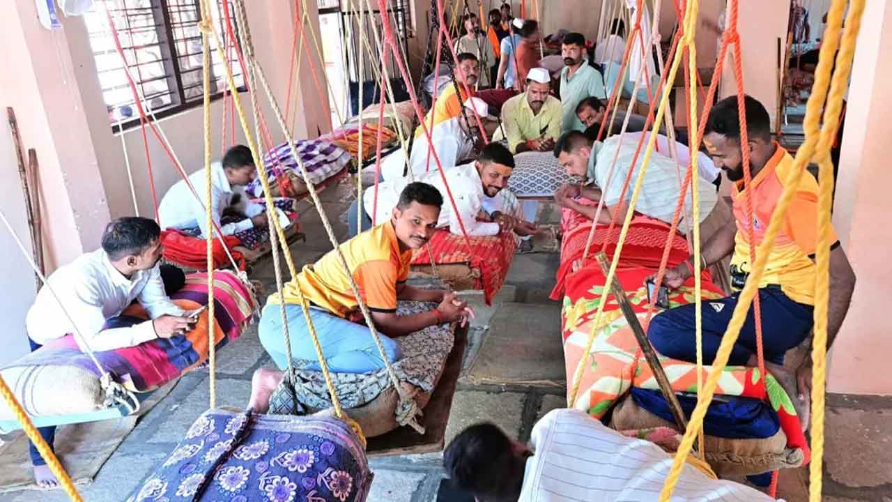 Dussehra Special | తొమ్మిది రోజులు కూర్చోరు.. నేలపై పడుకోరు! ఈ గ్రామంలో దసరా నవరాత్రుల్లో వింత మొక్కు!