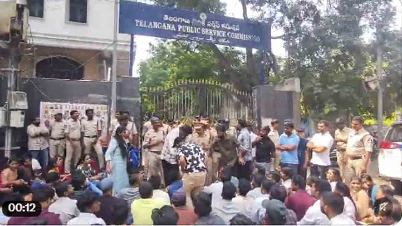 Unemployees | వేసిందే తక్కువ పోస్టులు.. టీజీపీఎస్సీ ఎదుట నిరుద్యోగుల ఆందోళన.. వీడియో