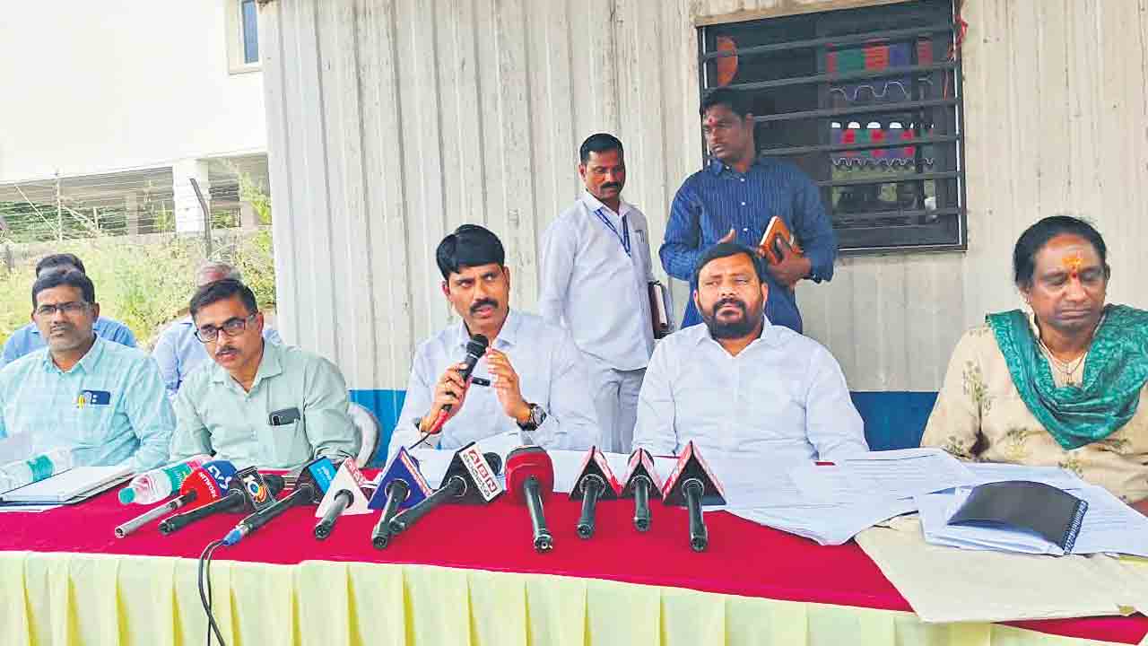 400 ఎకరాల ఖాళీ స్థలాన్ని స్వాధీనం చేసుకుంటాం